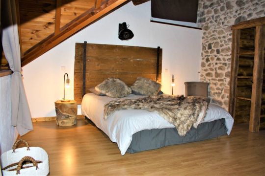 Chambre avec TV, dressing, salle de bain avec baignoire et douche