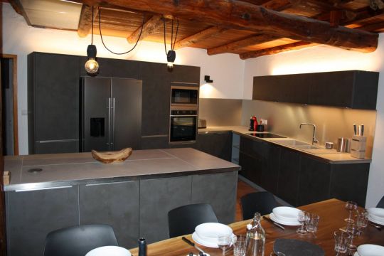 Cuisine toute équipée avec frigo américain, ilot central