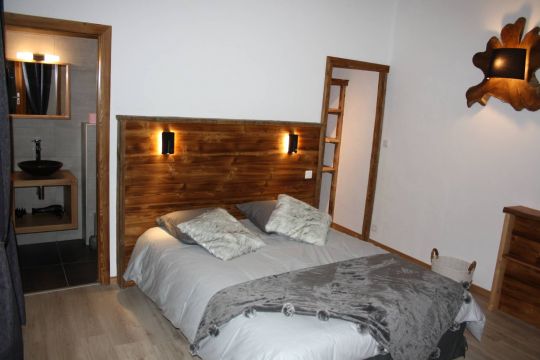 Chambre avec TV, dressing et salle de bain