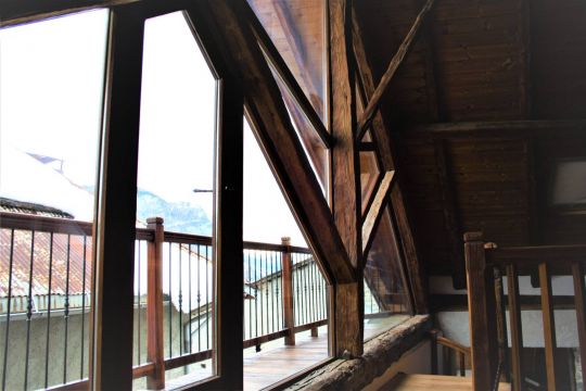 Grande baie vitrée donnant sur un balcon extérieur