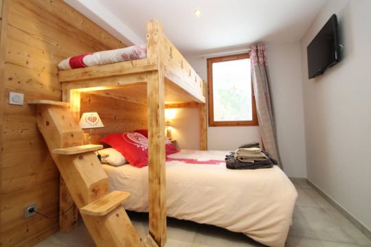 chambre avec lit double et lit superposé