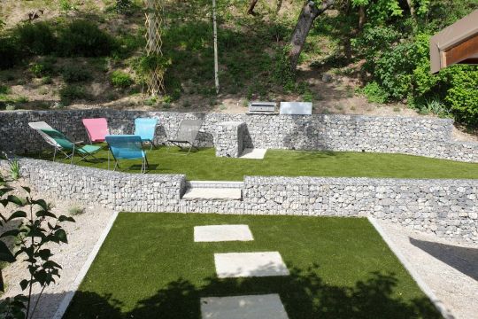 Jardin attenant au gîte avec coin repas Plancha et coin detente